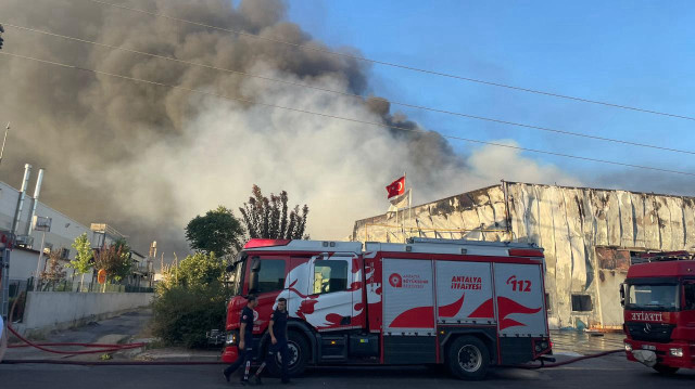 Çöp atıklarının bulunduğu arazide çıkan yangına müdahaleler devam ediyor