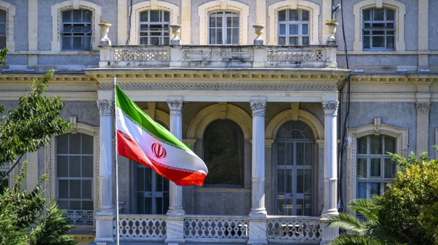 Un drapeau iranien flotte devant le consulat iranien, où des diplomates iraniens rencontrent leurs homologues allemands, britanniques et français pour de nouvelles négociations sur le nucléaire, alors que les trois puissances européennes pourraient déclencher les sanctions « snapback » prévues dans l'accord de 2015, à Istanbul, en Turquie, le 25 juillet 2025.