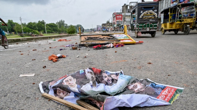 Une affiche endommagée du nouveau Parti national des citoyens (NCP) est éparpillée sur la route à Gopalganj le 17 juillet 2025, un jour après les affrontements qui ont éclaté entre les partisans de la Ligue Awami et la police lors d'un rassemblement du Parti national des citoyens (NCP).