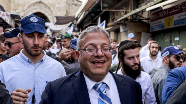 Des policiers israéliens escortent le ministre israélien de la Sécurité nationale et homme politique d'extrême droite Itamar Ben-Gvir alors qu'il traverse la vieille ville de Jérusalem le 26 mai 2025.