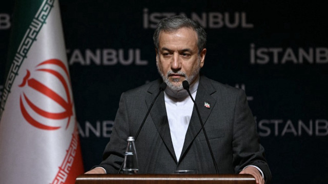 Le ministre iranien des Affaires étrangères, Abbas Araghchi, s'exprime lors d'une conférence de presse au Centre des congrès Lutfi Kırdar, en marge de la 51e session du Conseil des ministres des Affaires étrangères de l'Organisation de coopération islamique (OCI), à Istanbul, le 22 juin 2025.