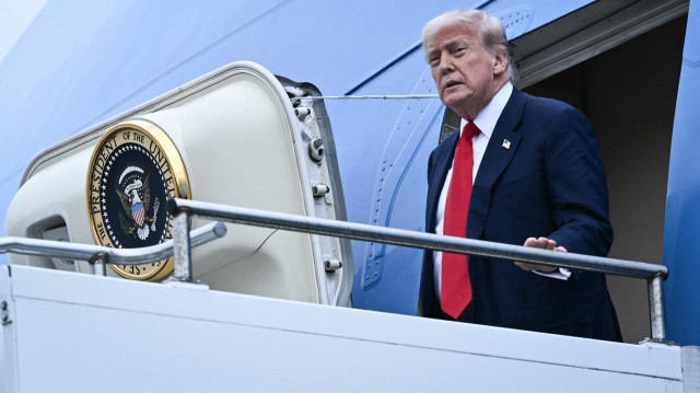 Le président américain Donald Trump débarque d'Air Force One à son arrivée à l'aéroport de Prestwick, au sud de Glasgow, le 25 juillet 2025, lors du premier jour de sa visite au Royaume-Uni. Le président américain Donald Trump s'est rendu en Écosse le 25 juillet 2025 pour un mélange de diplomatie, d'affaires et de loisirs, alors qu'un vaste dispositif de sécurité britannique était mis en place en raison des manifestations prévues près des complexes de golf appartenant à sa famille.