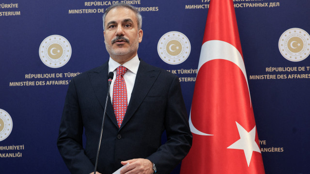 Le ministre turc des Affaires étrangères, Hakan Fidan, s'exprime lors d'une conférence de presse conjointe avec le ministre britannique des Affaires étrangères à l'issue de leur réunion à Ankara, le 30 juin 2025.