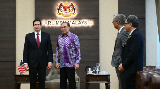 Le secrétaire d'État américain Marco Rubio (à gauche) rencontre le Premier ministre malaisien Anwar Ibrahim (au centre) au bureau du Premier ministre au Parlement, alors que la réunion des ministres des Affaires étrangères de l'ASEAN se tient à Kuala Lumpur le 10 juillet 2025.