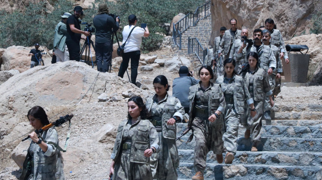 Des combattants du Parti des travailleurs du Kurdistan (PKK) descendent les escaliers avant une cérémonie à Sulaimaniyah, dans la région autonome du Kurdistan irakien, le 11 juillet 2025. 