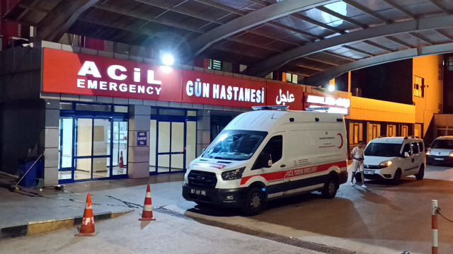 Çıkan çatışmada 4 polis memuru yaralanırken, 3 şüpheli ise çaldıkları 8 kilogram altın ile birlikte yakalandı.