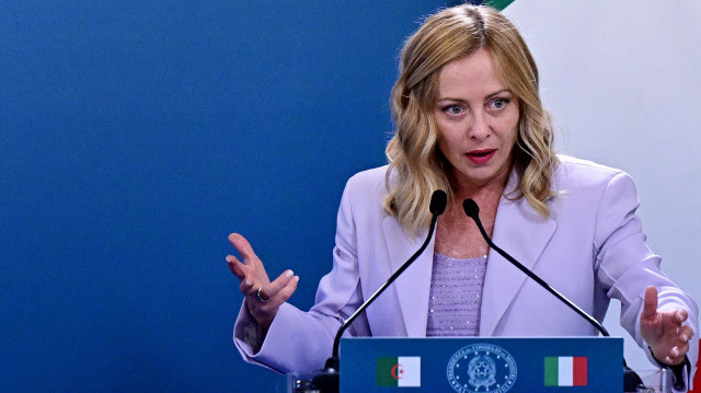 La Première ministre italienne Giorgia Meloni s'exprime lors d'une conférence de presse conjointe avec le président algérien lors d'un sommet à la Villa Doria Pamphili à Rome, le 23 juillet 2025.