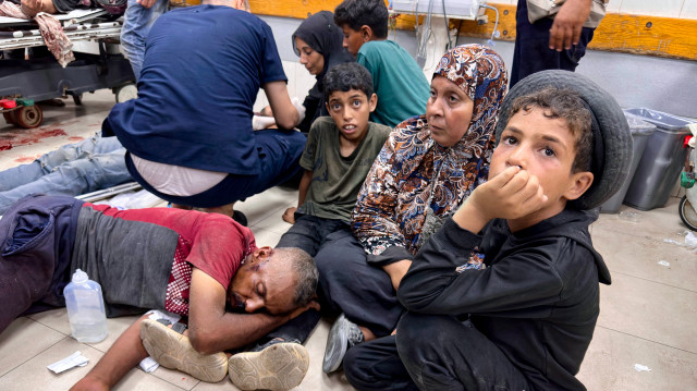 Des Palestiniens blessés gisent sur le sol du service des urgences de l'hôpital Nasser à Khan Yunis, après avoir été blessés alors qu'ils cherchaient de l'aide humanitaire près du corridor dit "Morag", entre les villes de Khan Yunis et Rafah, dans le sud de la bande de Gaza, le 24 juillet 2025.