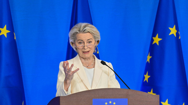 La présidente de la Commission européenne, Ursula von der Leyen, s'exprime lors d'une conférence de presse conjointe avec le président du Conseil européen, Antonio Costa, à l'issue du 25e sommet UE-Chine à Pékin, le 24 juillet 2025.