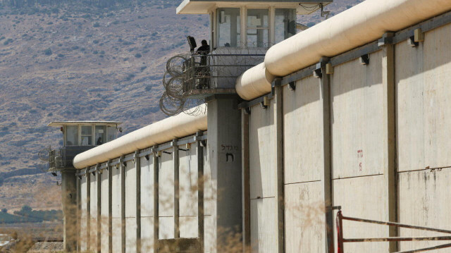 تنقل المرض وتمنع العلاج.. سجون الاحتلال الإسرائيلي تفتك بأسرى فلسطينيين