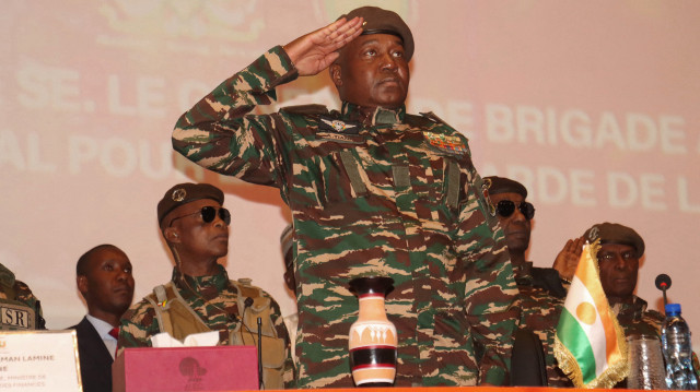 Le chef du régime militaire du Niger, le général Abdourahamane Tiani (C), assiste à l'ouverture de la commission chargée d'organiser la conférence nationale à Niamey le 15 février 2025.