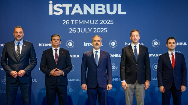 Le ministre turc des Affaires étrangères, Hakan Fidan (au centre), pose pour une photo de famille avec son homologue bosniaque Elmedin Konakovic (à gauche), le vice-Premier ministre du Monténégro chargé des relations internationales et ministre des Affaires étrangères Ervin Ibrahimovic (2e à gauche), le ministre serbe des Affaires étrangères Marko Duric (2e à droite), et le ministre des Affaires étrangères de Macédoine du Nord, Timo Mucunski (à droite), lors de la réunion des ministres des Affaires étrangères de la Plateforme de paix des Balkans, à Istanbul, le 26 juillet 2025.