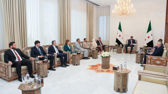 الرئيس السوري يتسلم النسخة النهائية من النظام الانتخابي لمجلس الشعب