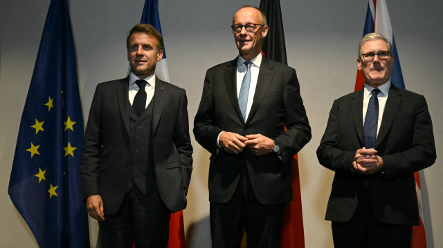 Le président français Emmanuel Macron (à gauche), le chancelier allemand Friedrich Merz et le Premier ministre britannique Keir Starmer posent lors d'une rencontre en marge du sommet des chefs d'État et de gouvernement de l'OTAN, qui s'est tenu à La Haye les 24 et 25 juin 2025.