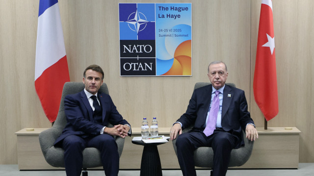 Cette photo prise et publiée par le service de presse de la présidence turque le 25 juin 2025 montre le président français Emmanuel Macron (à gauche) rencontrant le président turc Recep Tayyip Erdogan en marge du sommet de l'Organisation du traité de l'Atlantique Nord (OTAN) à La Haye.