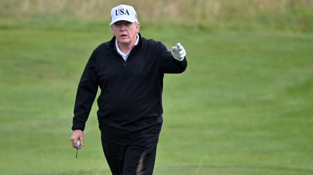 Le président américain Donald Trump réagit alors qu'il joue au golf au Trump Turnberry Golf Courses, à Turnberry, sur la côte sud-ouest de l'Écosse, le 26 juillet 2025, lors du deuxième jour de sa visite dans le pays, depuis le début de son deuxième mandat présidentiel. La visite du président à Turnberry, ville pittoresque d'Écosse, souligne le désir de longue date du président américain d'accueillir le prestigieux British Open de golf sur ce célèbre parcours, malgré de nombreux obstacles.