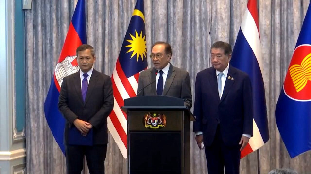Le Premier ministre malaisien Anwar Ibrahim, président de l'ASEAN, entre le Premier ministre par intérim du Thaïlande Phumtham Wechayachai et le Premier ministre cambodgien Hun Manet.