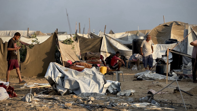 Des Palestiniens examinent les dégâts dans la zone où une maison a été entièrement détruite suite à un bombardement israélien al-Mawasi, à l’ouest de la ville de Khan Younès, le 28 juillet 2025.
