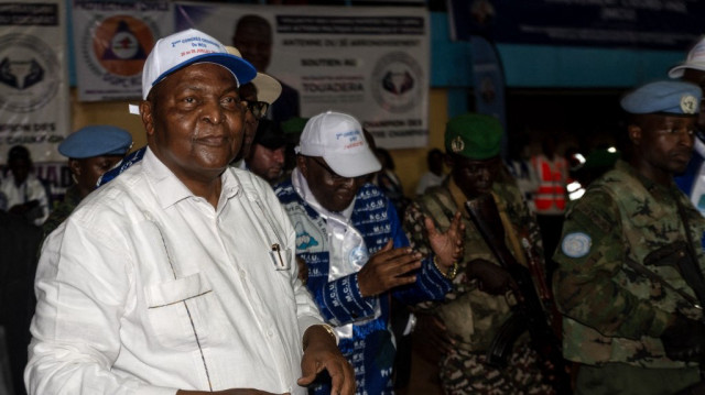 Le président de la République centrafricaine, Faustin Archange Touadéra (à gauche), assiste à la conférence du Mouvement des cœurs unis (MCU) à Bangui le 26 juillet 2025, où il annonce sa candidature à l'élection présidentielle prévue en décembre 2025, visant un troisième mandat consécutif.
