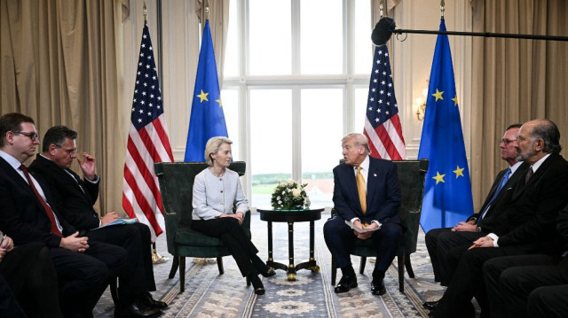 Le président américain Donald Trump (à droite) et la présidente de la Commission européenne Ursula von der Leyen (à gauche) s'adressent à la presse après avoir conclu un accord commercial entre les deux économies à l'issue de leur rencontre, à Turnberry, dans le sud-ouest de l'Écosse, le 27 juillet 2025.