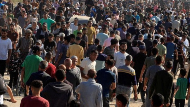كمية شحيحة وتوزيع مهين.. وقائع بغزة تفضح عبث الاحتلال بملف المساعدات