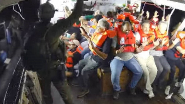 Les passagers du navire humanitaire Handala au moment de l'assaut israélien, le 27 juillet 2025.