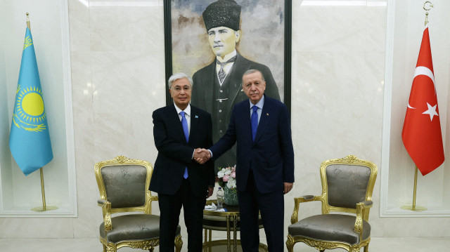 Le Président turc Recep Tayyip Erdogan a accueilli le président kazakh Kassym-Jomart Tokaïev à l'aéroport d'Esenboğa.