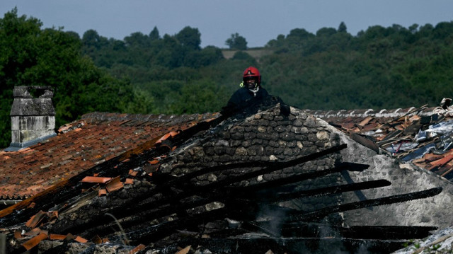 Un pompier intervient sur le site d'un gîte français destiné aux adultes handicapés, où un incendie s'est déclaré à Montmoreau, dans le sud-ouest de la France, le 28 juillet 2025.