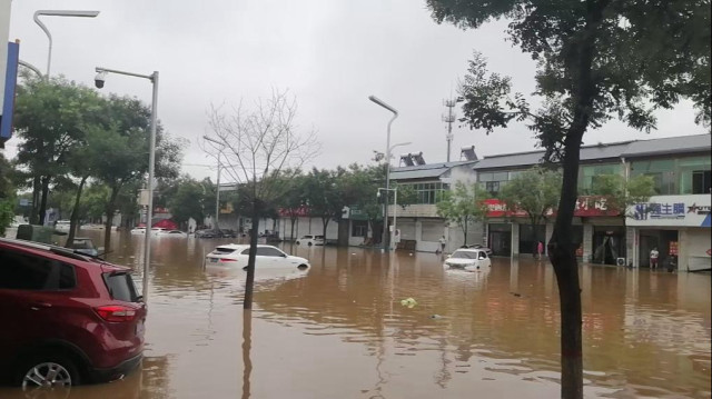 Des intempéries d'une rare intensité ont frappé Pékin et plusieurs provinces du nord de la Chine. Le gouvernement a débloqué des fonds d'urgence alors que les autorités multiplient les opérations de secours.