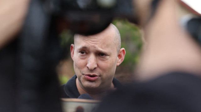 L’ancien Premier ministre israélien Naftali Bennett s’adresse aux médias, le 15 janvier 2024.