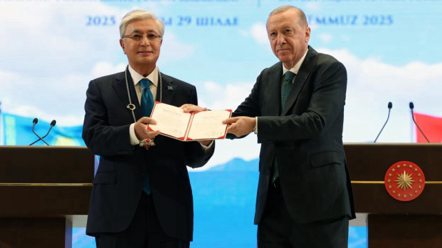 أردوغان يقلد توكاييف وسام الدولة