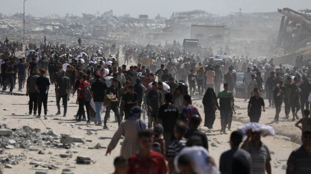 Des Palestiniens massés aux points de distribution pour récupérer les colis et les sacs d’aide alimentaire à Rafah, le 27 juillet 2025.
