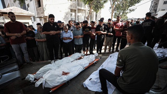 Cérémonie funéraireorganisée à l’hôpital Al-Shifa pour cinq membres d'une même famille tués lors d'une attaque survenue dans la région de Sudanıyye, au nord-ouest de la bande de Gaza, alors qu’ils tentaient d’assurer la sécurité d’une opération d’aide humanitaire, le 29 juillet 2025.