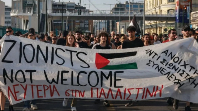 Manifestation de citoyens grecs contre la présence de touristes israéliens.