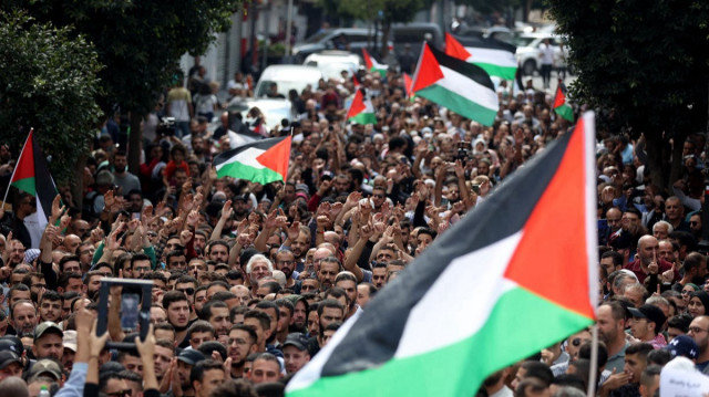 Batı Şeria'da Ramallah kentinde bir grup Filistinli aktivist, Gazze için dayanışma amacıyla açlık grevine başladıklarını açıkladı