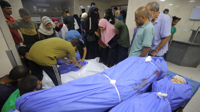 Les dépouilles des victimes tuées dans une attaque de l'armée israélienne ayant visé une zone résidentielle du camp de réfugiés de Nuseirat, dans le centre de la Bande de Gaza, à l'hôpital Al-Awda, le 29 juillet 2025.