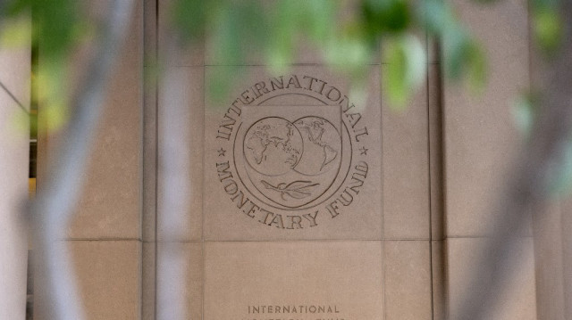 L’institution anticipe une croissance plus soutenue de l’économie mondiale grâce à des conditions financières améliorées et à une demande plus forte que prévu, tout en mettant en garde contre des risques géopolitiques et commerciaux persistants.