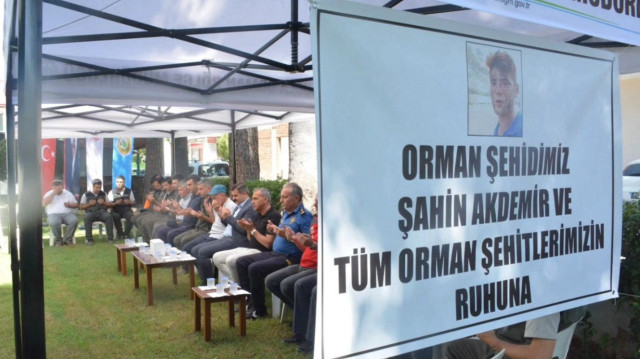 Kaymakam Kumcu, "Şehidimiz Şahin Akdemir ve yeşil vatanımızı korumaya çalışırken vefat eden tüm şehitlerimizi rahmet ve minnetle anıyoruz." dedi.
