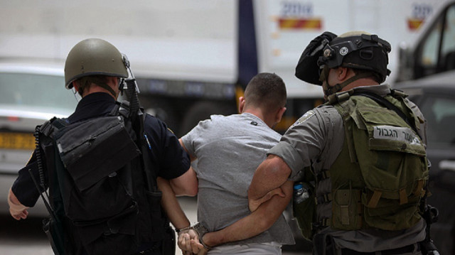 بينهم 7 طلبة.. الاحتلال يعتقل 30 فلسطينيا بالضفة 