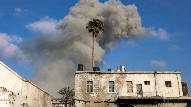 De la fumée s'écoule après une frappe israélienne dans la ville de Gaza, dans le centre de la bande de Gaza, le 2 juillet 2025, au milieu du conflit en cours entre Israël et le groupe militant palestinien du Hamas.
