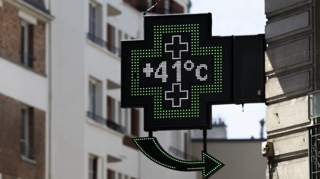 Un panneau de pharmacie indiquant une température de 41 degrés Celsius dans le centre de Paris, le 1er juillet 2025.