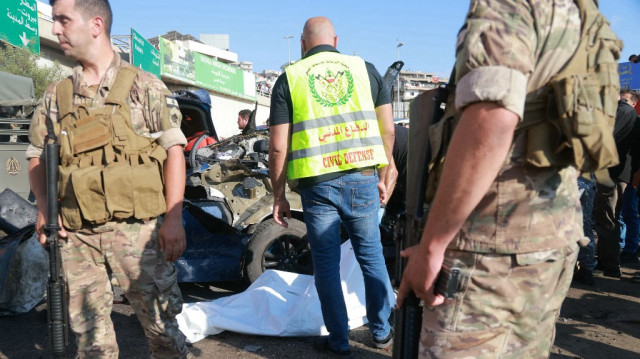 Des soldats libanais bouclent le site après une frappe israélienne sur un véhicule à Khaldeh, au sud de la capitale Beyrouth, le 3 juillet 2025.