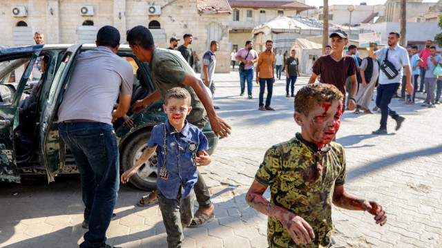 Des enfants palestiniens blessés réagissent à leur arrivée à l'hôpital à la suite d'une frappe israélienne dans la ville de Gaza, dans la bande centrale de Gaza, le 2 juillet 2025, au milieu du conflit en cours entre Israël et le groupe militant palestinien du Hamas.