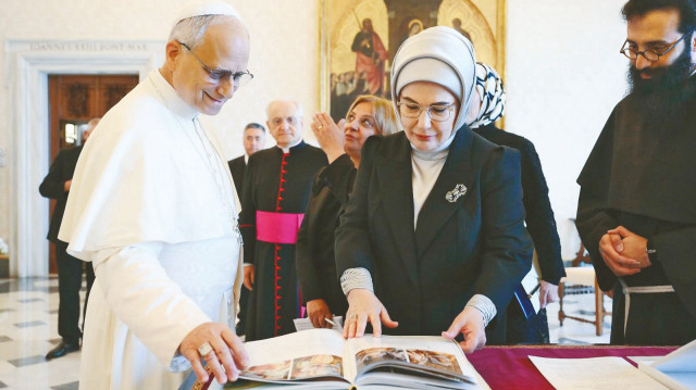 Papalık Sosyal Bilimler Enstitüsü’nde gerçekleşen ‘Kardeşlik Temelli Ekonomi: Etik Çoktaraflılık’ başlıklı etkinlikte konuşmak üzere Vatikan’da bulunan Emine Erdoğan, Vatikan Apostolik Sarayı’nda Papa 14’üncü Leo ile görüştü.