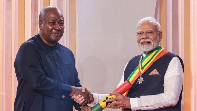 Cette photo prise le 2 juillet 2025 et diffusée par le Bureau indien d'information sur la presse (PIB) montre le président ghanéen John Dramani Mahama (à gauche) remettant au Premier ministre indien Narendra Modi la distinction nationale du pays, "The Officer of the Order of the Star of Ghana" (Officier de l'Ordre de l'Étoile du Ghana), à Accra.