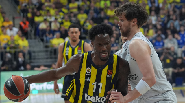 THY Avrupa Ligi play-off ikinci maçında Fenerbahçe Beko ile Paris Basketbol, Ülker Spor ve Etkinlik Salonu'nda karşılaştı. Bir pozisyonda Fenerbahçe Beko oyuncusu Nigel Hayes Davis (11) ile Paris Basketbol oyuncusu Mikael Jantunen (20) mücadele etti.