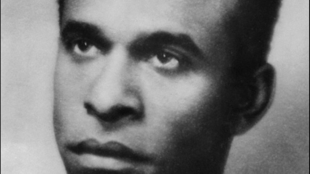 Photo datée des années 50 du psychiatre et révolutionnaire d'origine antillaise Frantz Fanon, qui prit position pour la révolution algérienne et milita pour la révolution des pays du tiers monde.