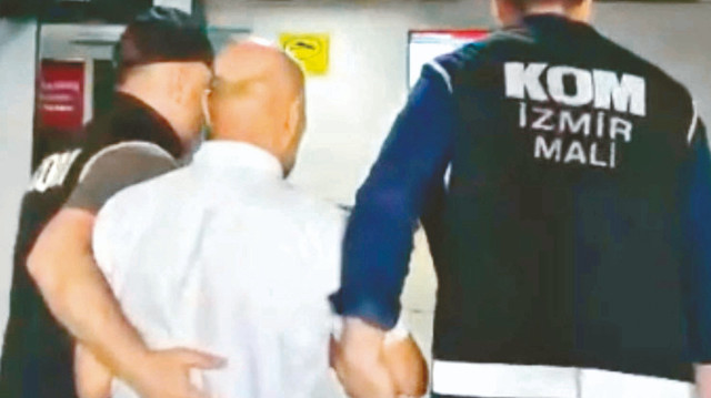 İzmir eski Büyükşehir Belediye Başkanı Tunç Soyer'in gözaltına alınma anı.