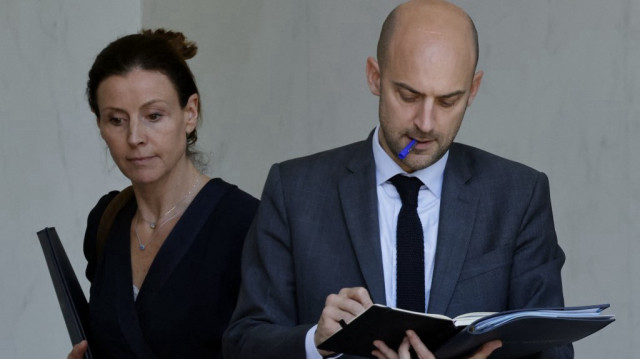 Le ministre français de l'Europe et des Affaires étrangères, Jean-Noël Barrot (à droite), prend une note à côté de la ministre déléguée à l'Autonomie et aux Personnes handicapées, Charlotte Parmentier-Lecocq, après la réunion hebdomadaire du cabinet au palais de l'Élysée à Paris, le 2 juillet 2025.