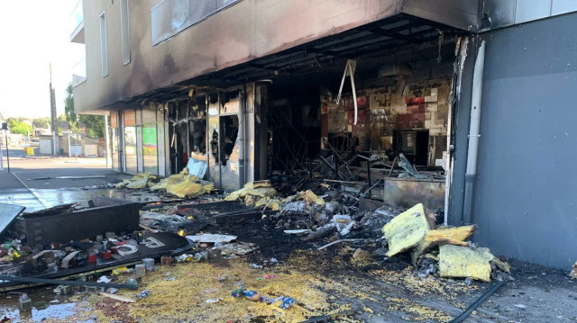 Une boucherie halal a explosé, entraînant un violent incendie dans un immeuble, à Caen, en France, le 02 juillet 2025.